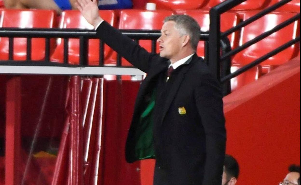 Solskjaer da órdenes durante el partido. 