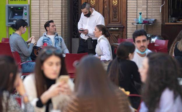 Una reputada viróloga alemana señala el objeto más importante para evitar contagios en bares y restaurantes