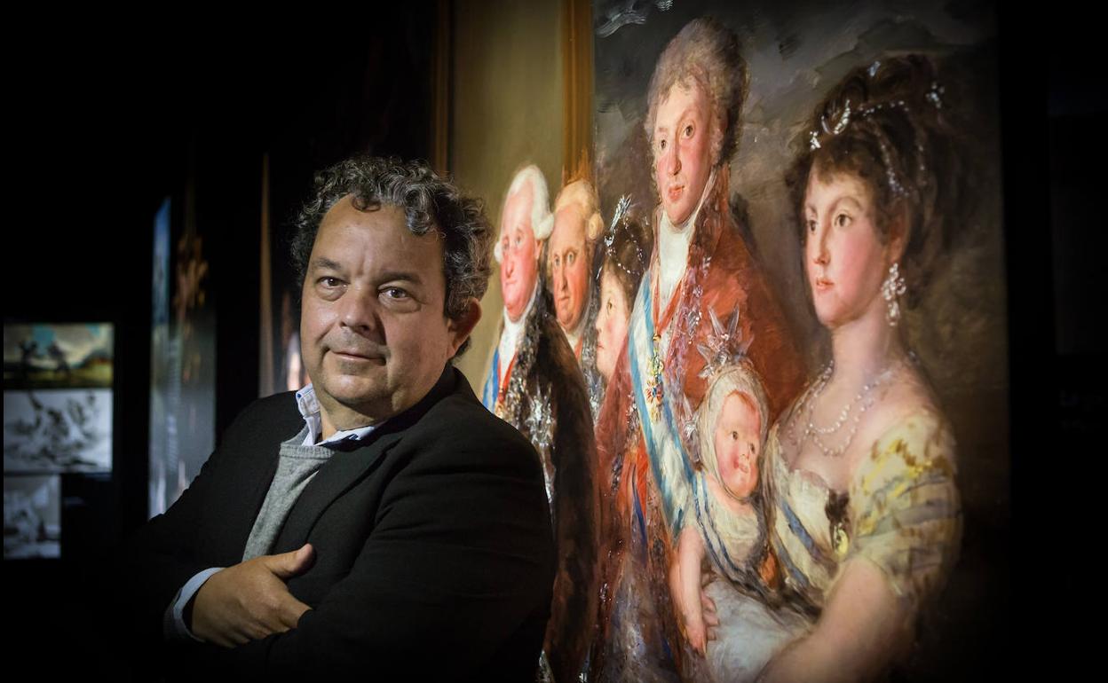 Gosálvez posa junto a la recreación del cuadro de Goya 'La familia de Carlos IV'. 