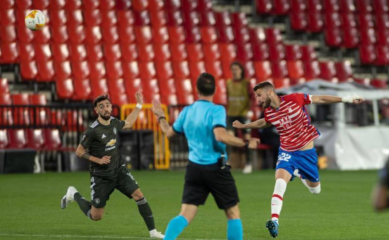Domingos Duarte despeja un balón de cabeza minutos antes de lesionarse. 