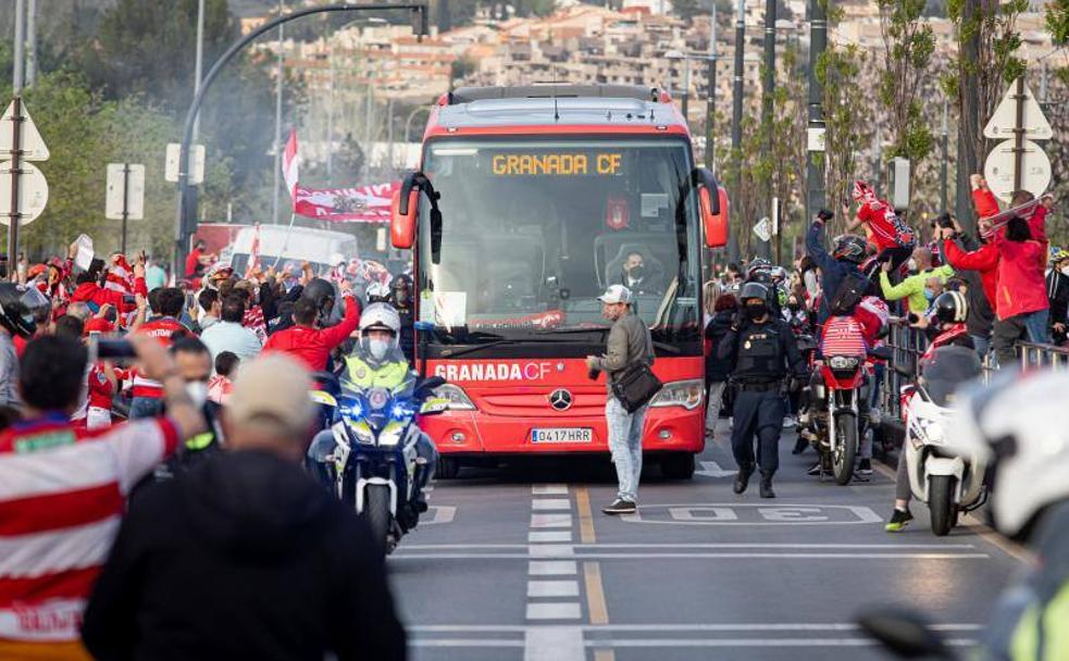 El autobús del Granada llega al estadio escoltado por su afición. 