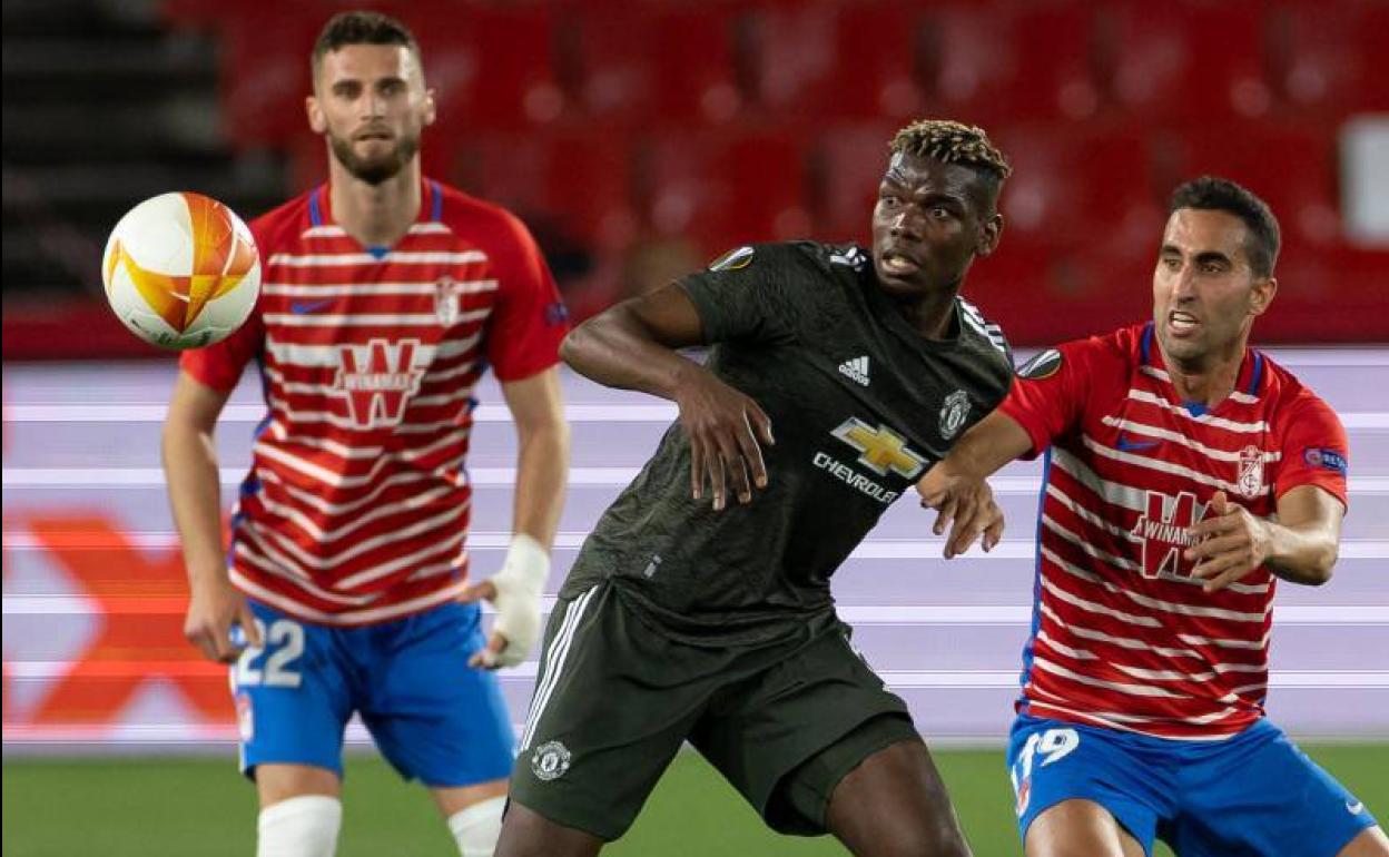 Ángel Montoro pelea un balón con Paul Pogba. 