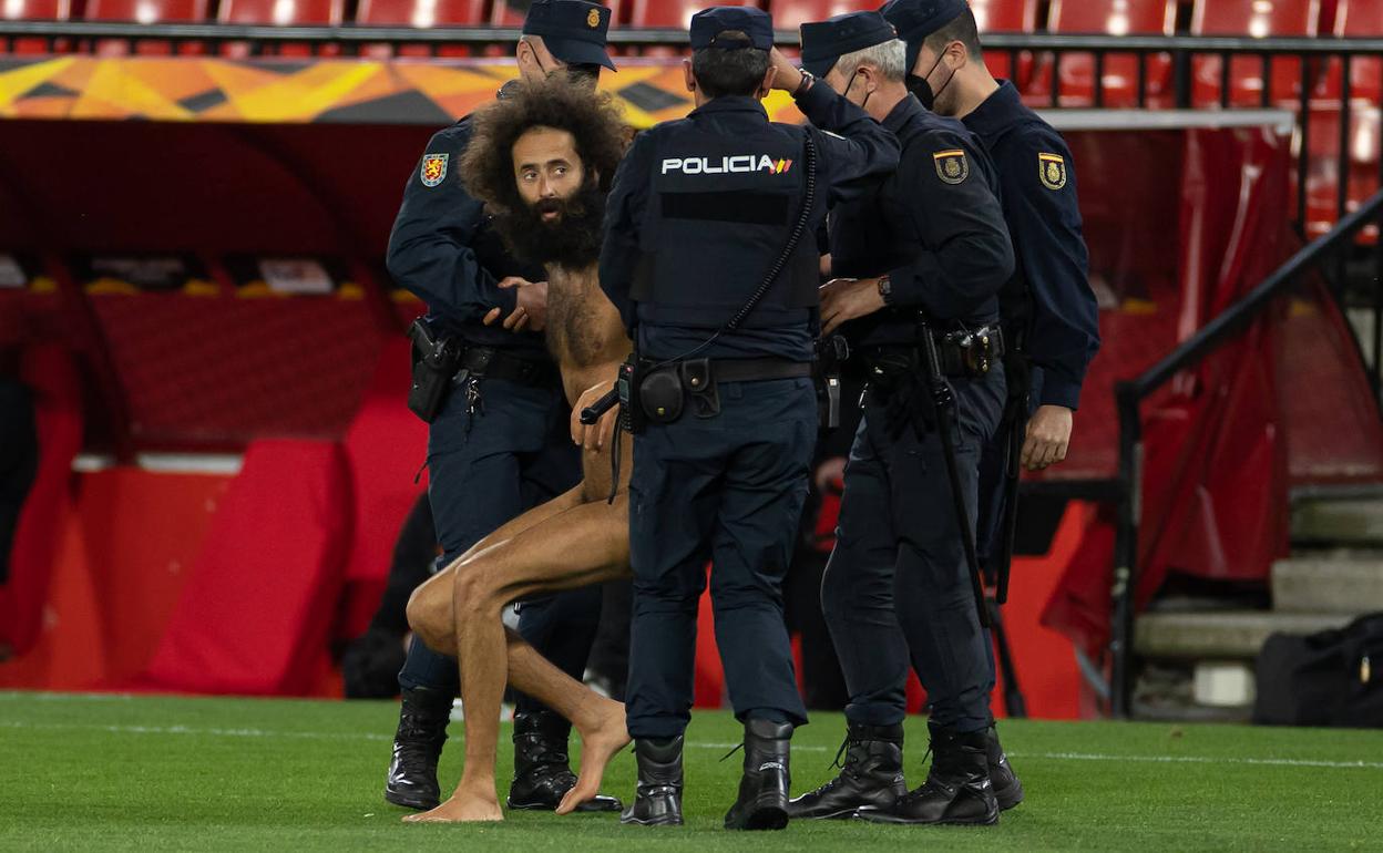 El hombre desnudo, sobre el césped de Los Cármenes. 