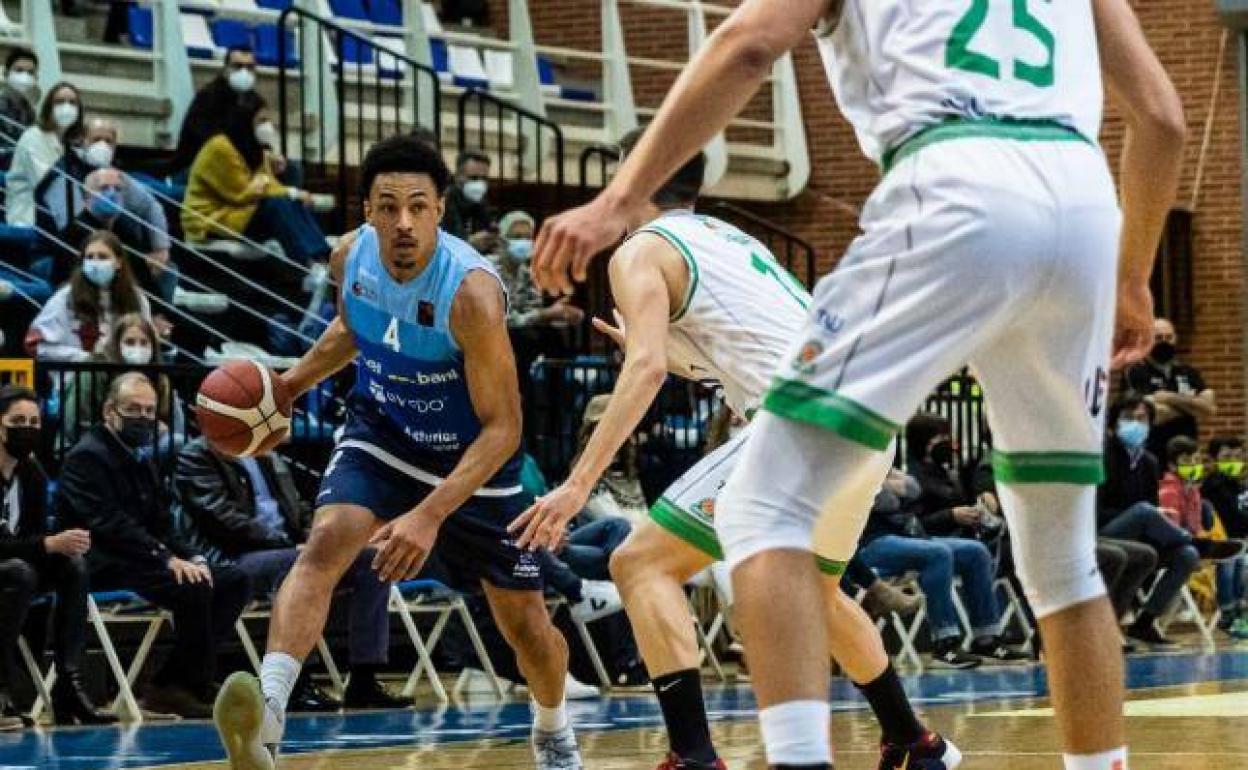 Elijah Brown (izquierda) busca romper la defensa del TAU Castellón 