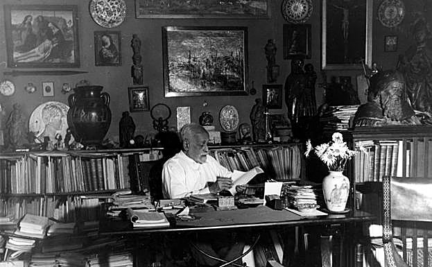 Manuel Gómez-Moreno Martínez en su despacho de la Castellana, 76, en Madrid, hacia 1955. 