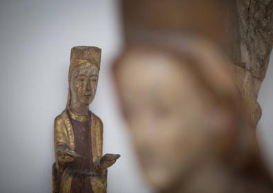 Imagen secundaria 1 - Arriba, tabla de Van der Goest. Abajo, Virgen de la época medieval y sala principal del museo. 