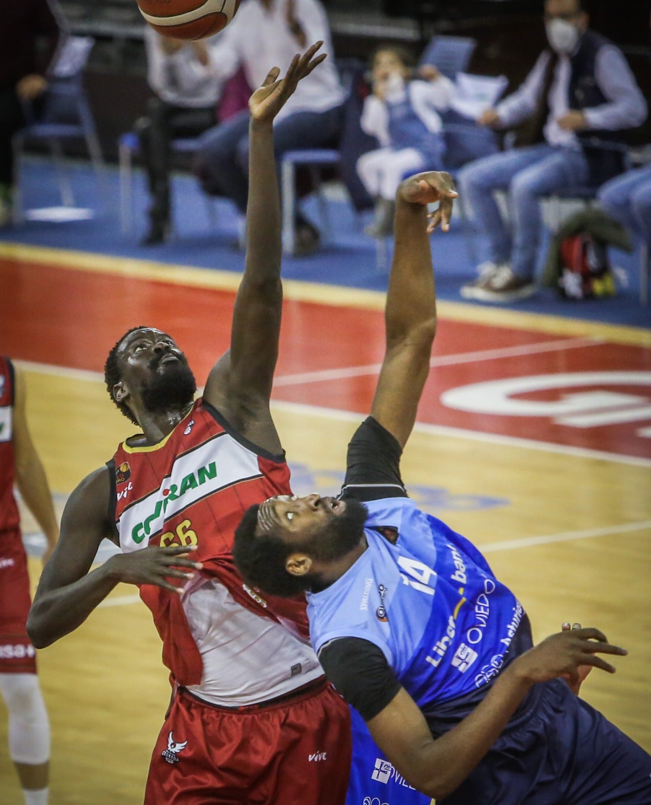 Fotos: Las mejores imágenes del Covirán-Oviedo