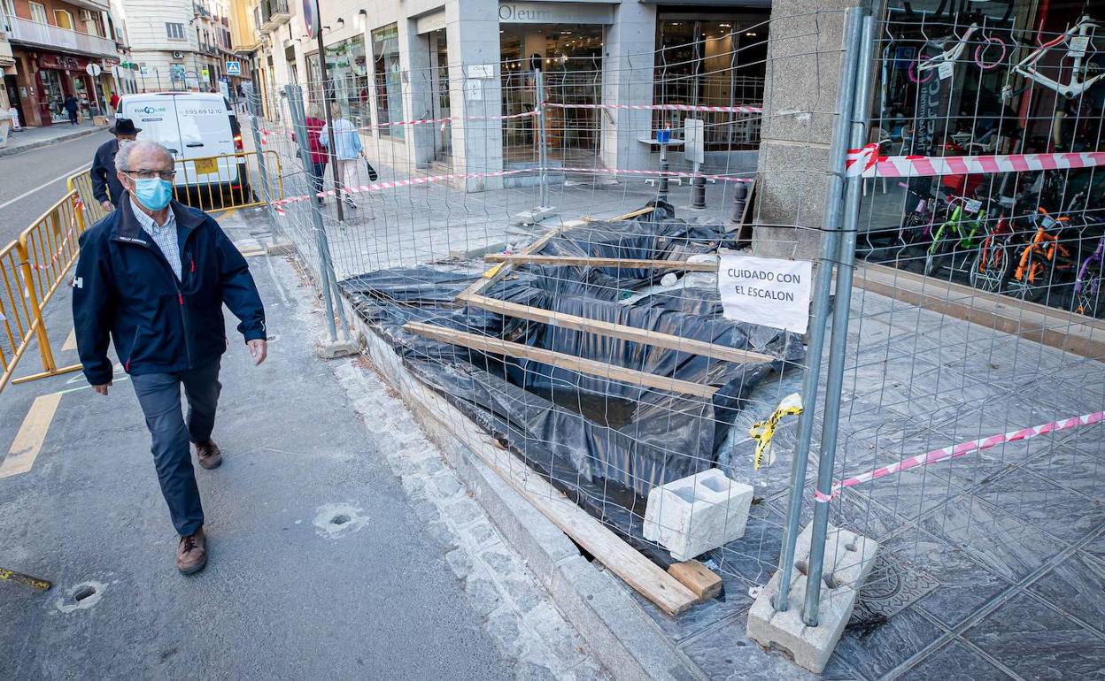 Estado de la zanja en plena acera en la calle San Antón.