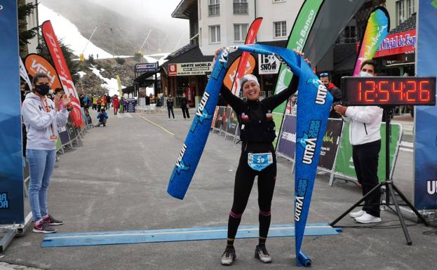 Azara García fue la primera mujer en terminar la prueba de 97'5 kilómetros. 