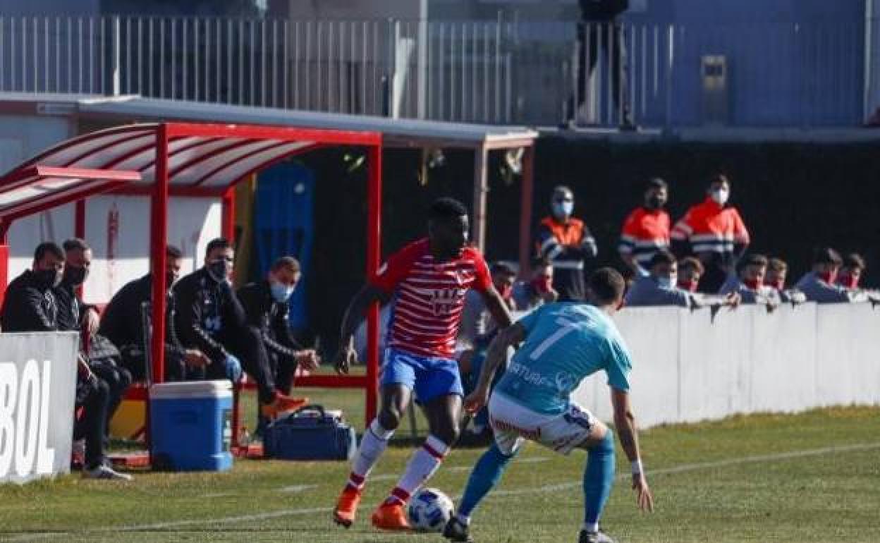 Fobi se espera que vuelva a ser titular en la banda derecha. 