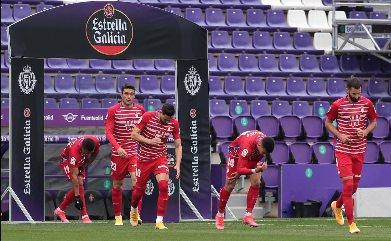 Los futbolistas del Granada saltan al césped del José Zorrilla de Valladolid. 