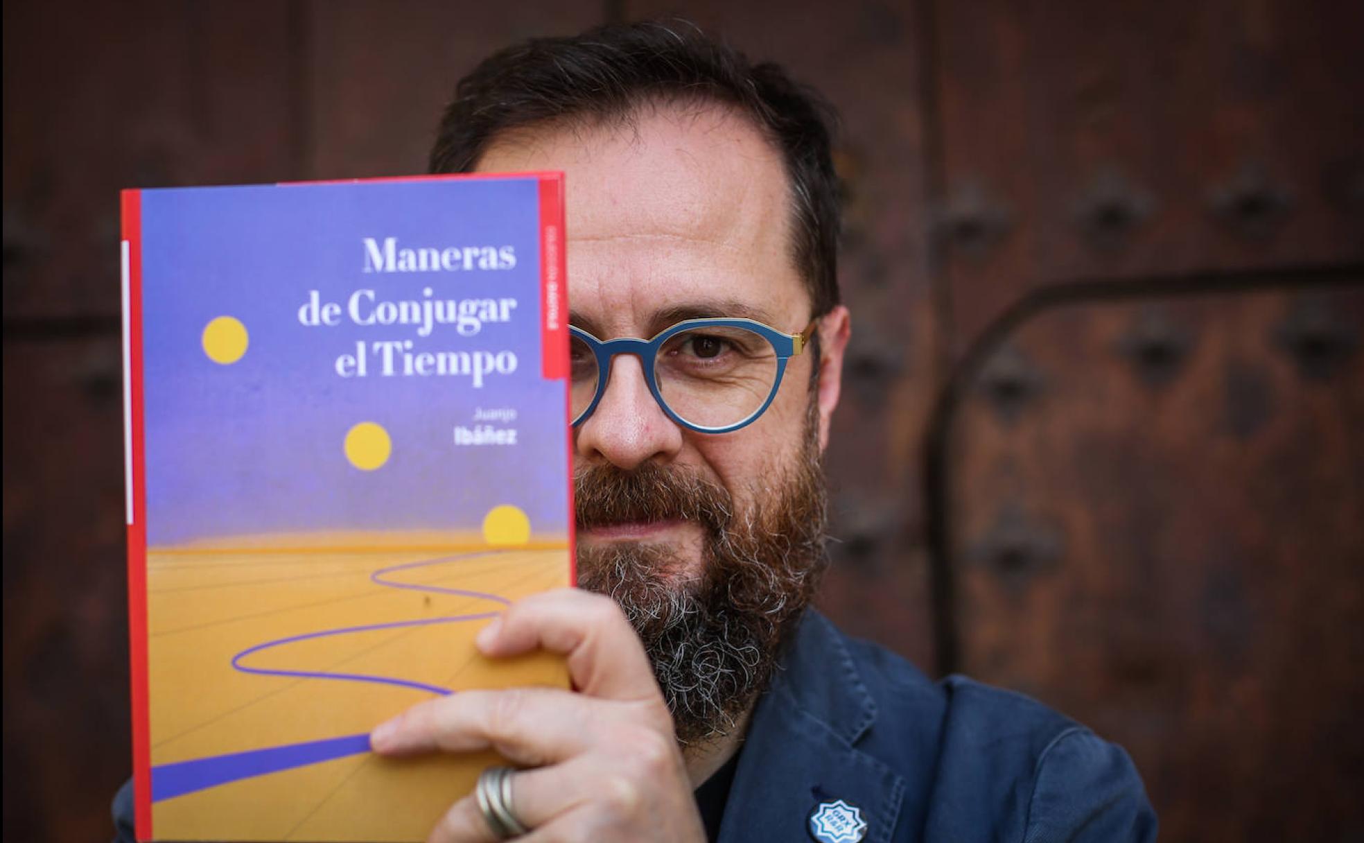 Juanjo Ibáñez, con su libro de poemas 'Maneras de conjugar el tiempo'. 