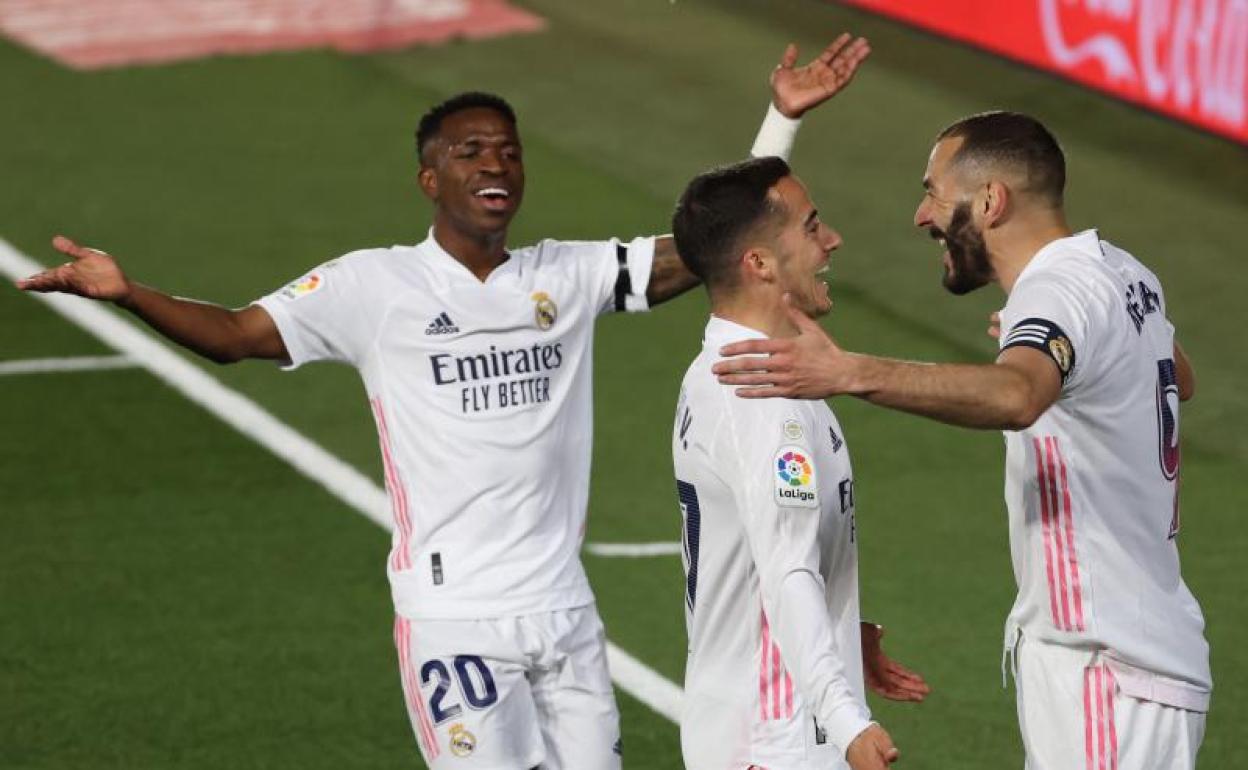 Vinicius, Lucas Vázquez y Benzema celebran el gol del francés al Barça.
