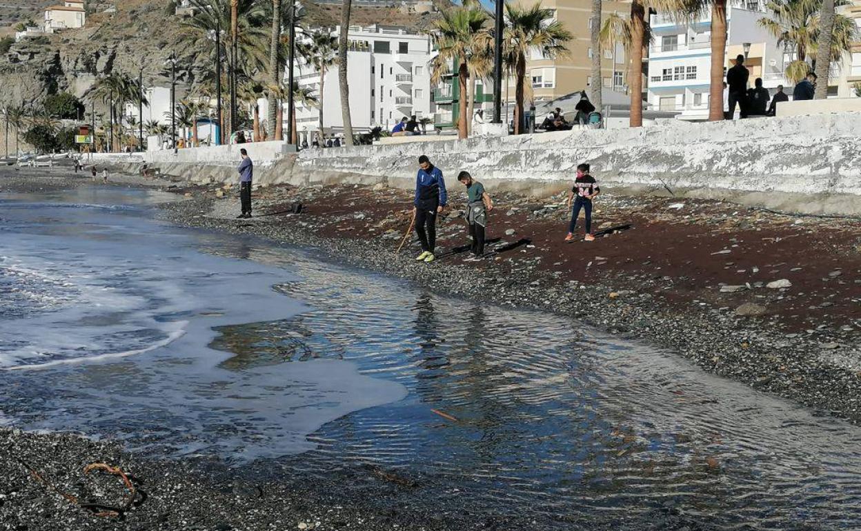 El agua llega casi al paseo marítimo en La Rábita