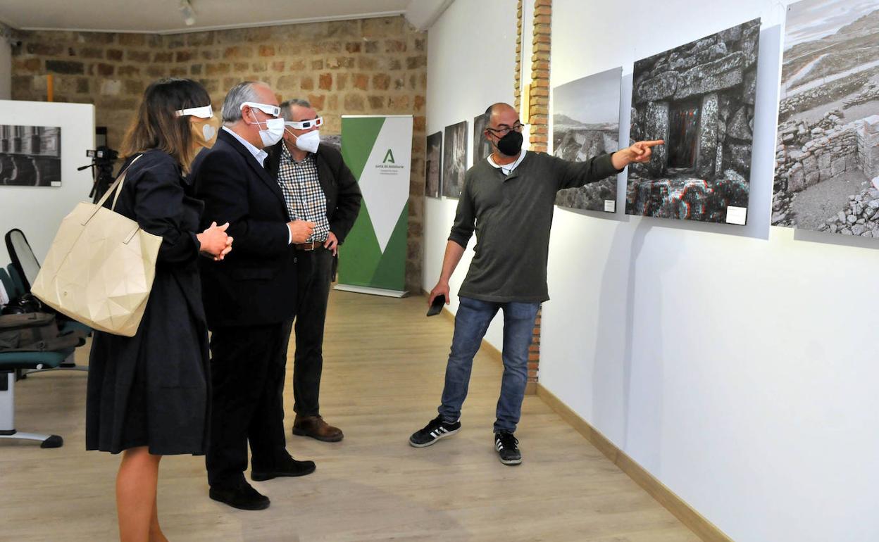 Momento de la inauguración de la exposición fotográfica. 