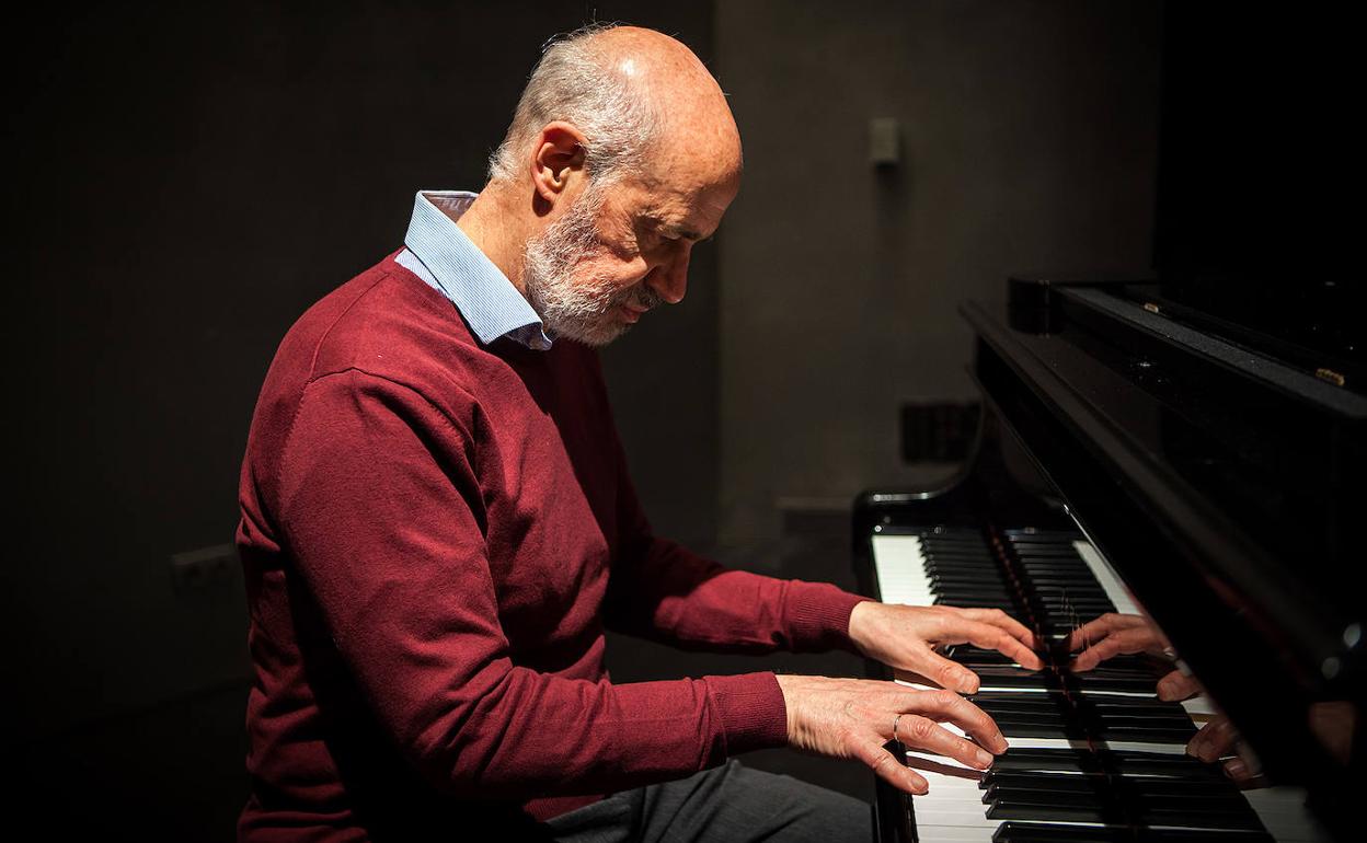 Sebastián Mariné ha presentado su obra «Me arrodillo yo». 