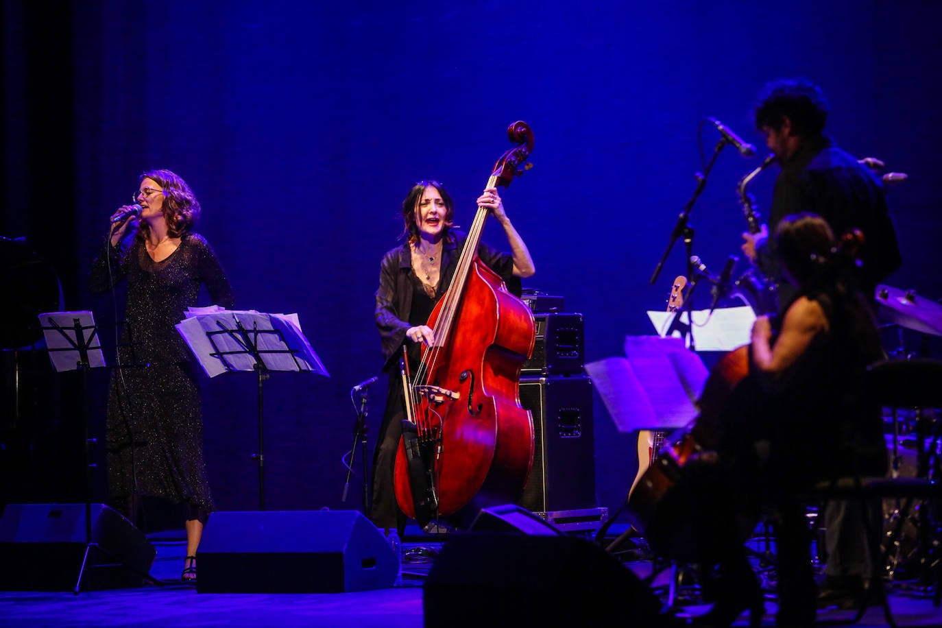La contrabajista Giulia Valle ayer durante su actuación en el teatro Isabel la Católica. 