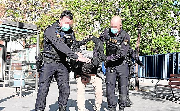 El detenido en la zona de Albert Einstein portaba más de 30 joyas y en febrero fue sorprendido en dos pisos de Granada