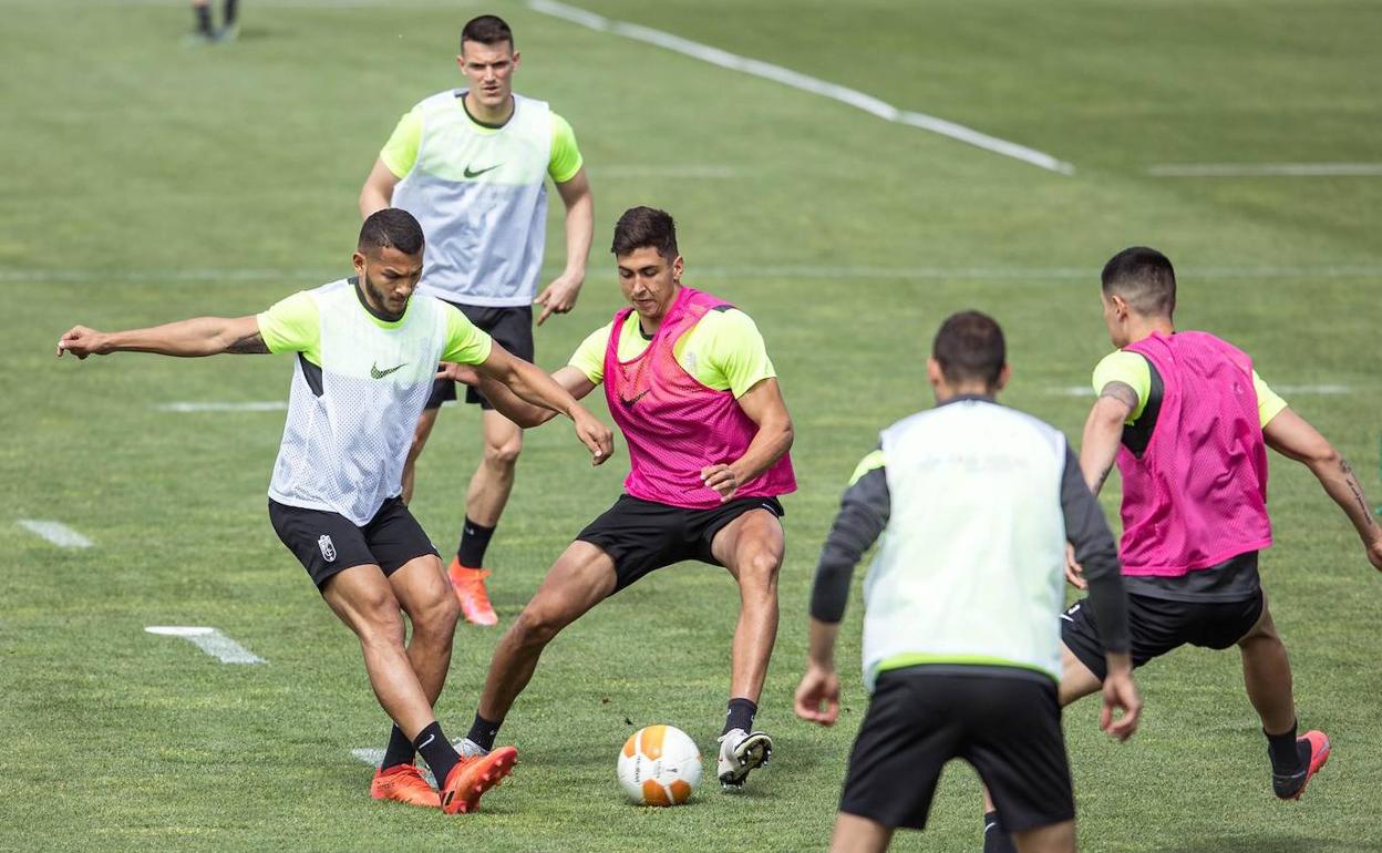 Luis Suárez juega un balón ante la presión del canterano Torrente. 
