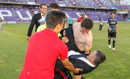 Lucas Alcaraz, manteado en Valladolid. 