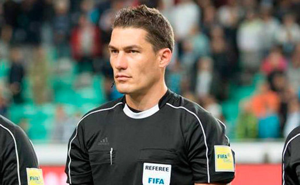 El colegiado rumano arbitró hace poco a la selección española. 