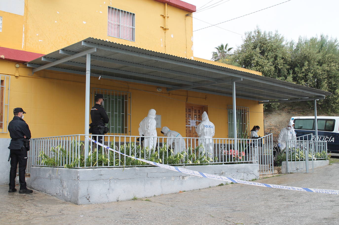 Agentes de Científica de la Comisaría General de Madrid trabajando en el lugar del crimen