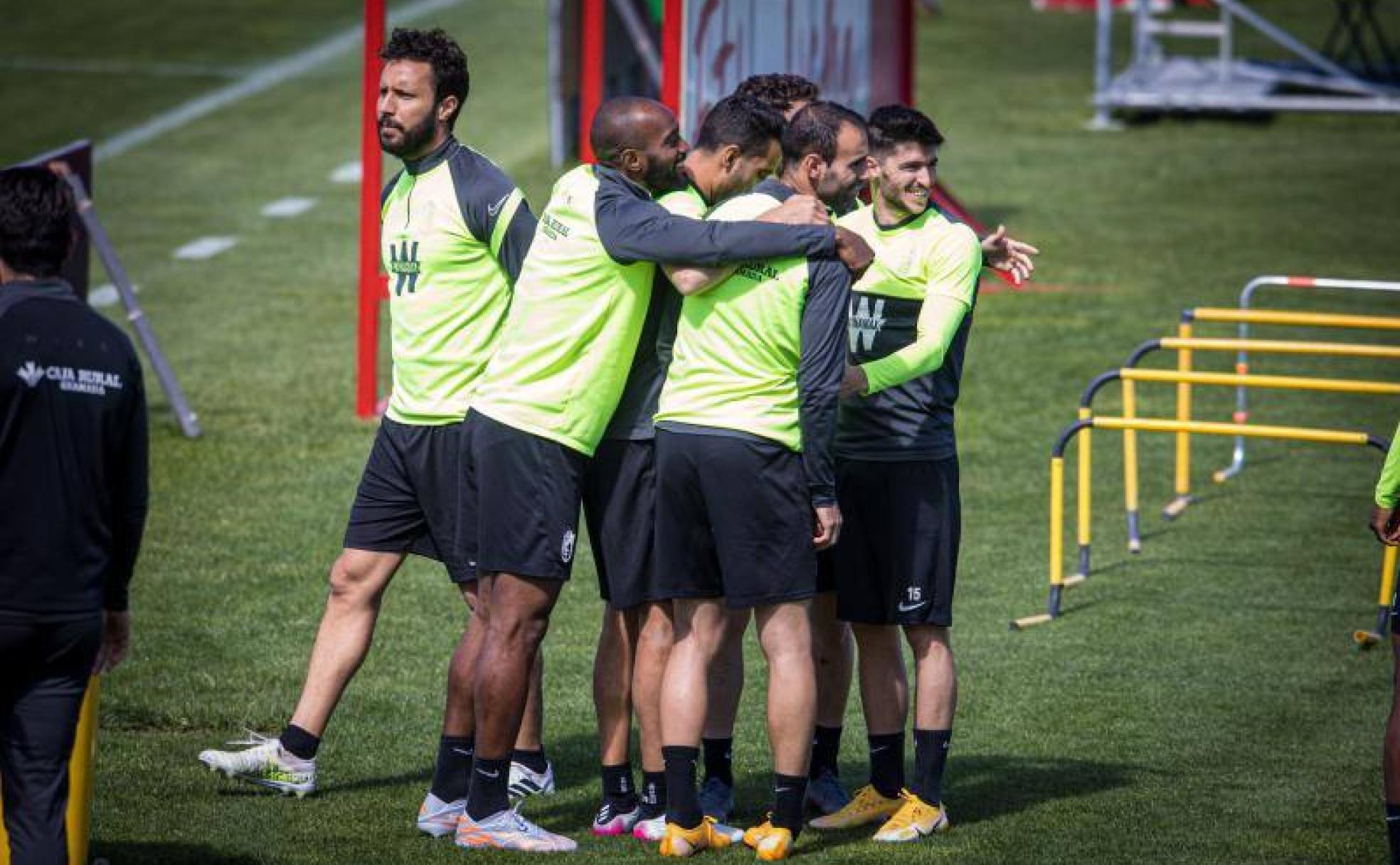 Los jugadores del Granada se abrazan tras un juego durante el entrenamiento de ayer. 