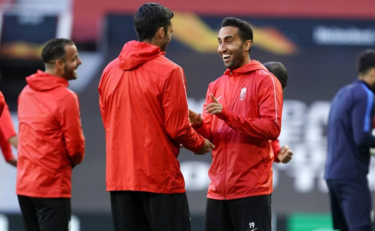 Jorge Molina y Ángel Montoro bromean en Old Trafford. 