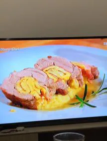 Imagen secundaria 2 - Fran con sus padres, cocinando en el plató de Masterchef. El plato con el que se presentó al concurso y una fase anterior de castings. 