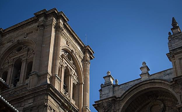 Pináculos desmontados junto a la torre de la Catedral. 