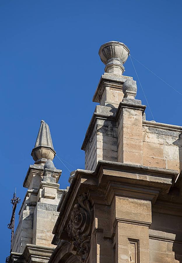 Pináculo desmontado y pináculo sujetado. 