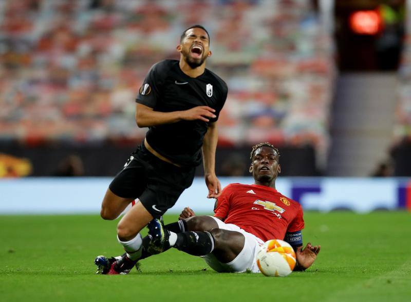 Momento en el que Pogba derriba a Herrera. 