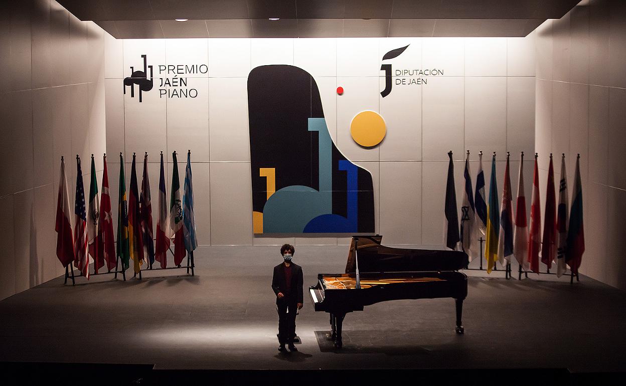 Segunda fase del concurso de piano con el francés Gaspard Thomas en el escenario. 