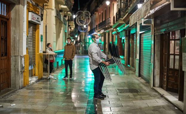 Todos los municipios de Andalucía que cerrarán bares a las 20 horas, entre ellos, Sevilla, Córdoba, Granada y Almería