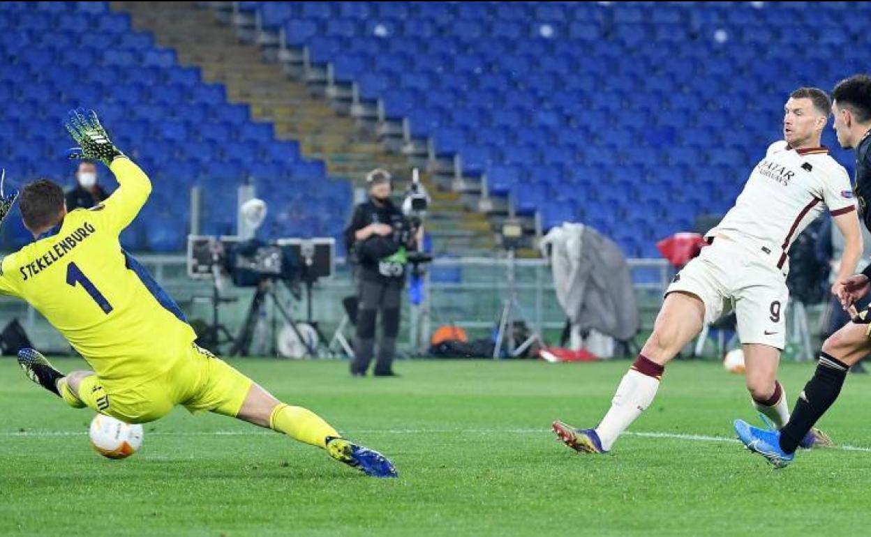 Dzeko bate a Stekelenburg para hacer el gol de la Roma en el Olímpico. 