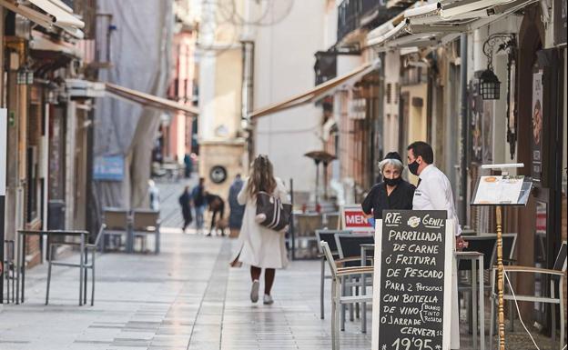 Restricciones en Granada | La provincia tendrá que cerrar sus bares y negocios no esenciales a las 20.00 horas