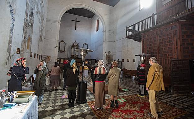 Fieles en la parrorquia de la Intercesión de la Virgen.