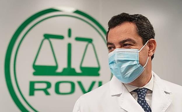 Juanma Moreno en su visita de hoy al laboratorio de Rovi en Granada.