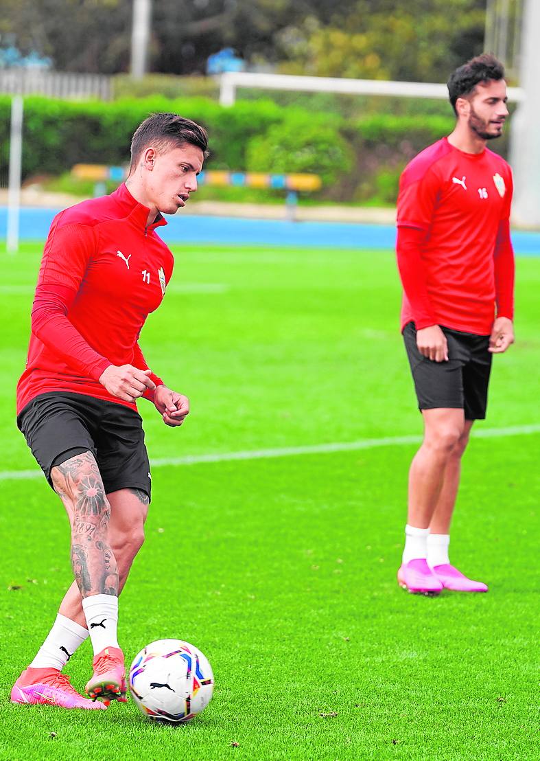 Brian y Lazo se ejercitan en la sesión de ayer.