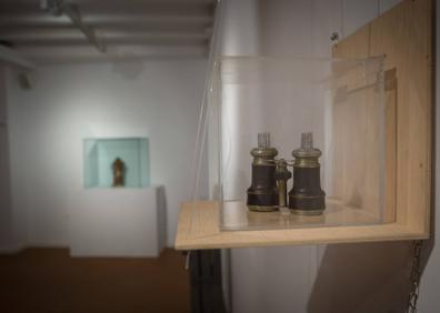 Imagen secundaria 1 - Los poemas visuales de Salazar se basan en objetos cotidianos. 