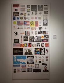 Imagen secundaria 2 - Algunos de los poemas visuales expuestos por Salazar. 