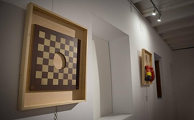 Imagen principal - Los poemas visuales de Salazar se basan en objetos cotidianos. 