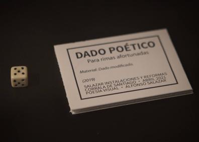 Imagen secundaria 1 - Algunos de los poemas visuales expuestos por Salazar. 