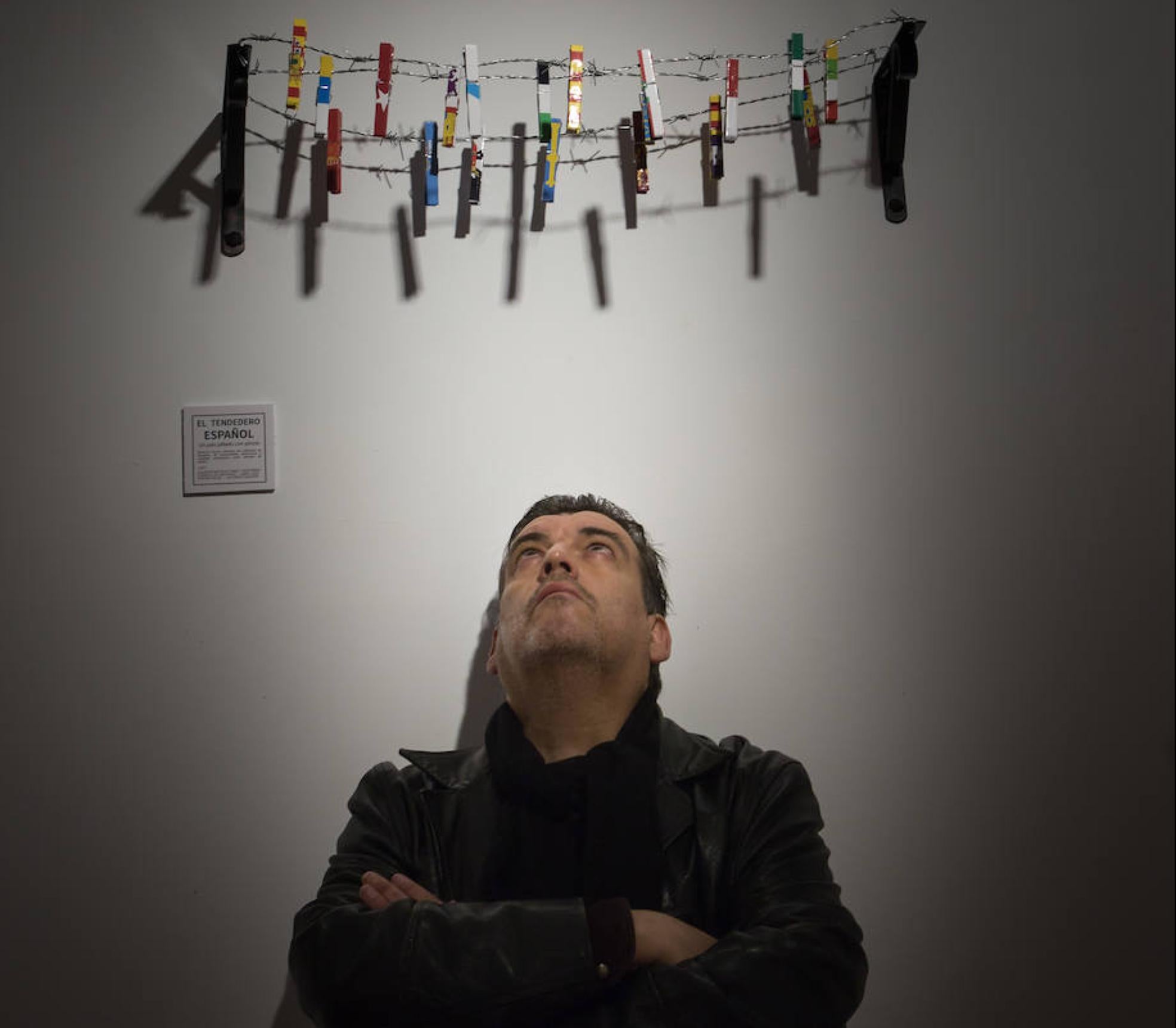 Alfonso Salazar bajo el poema visual 'El tendedero de España'. 