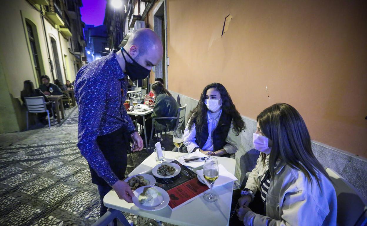 Santi Ruiz sirve la última cena en Braserito a Silvia y María del Mar.