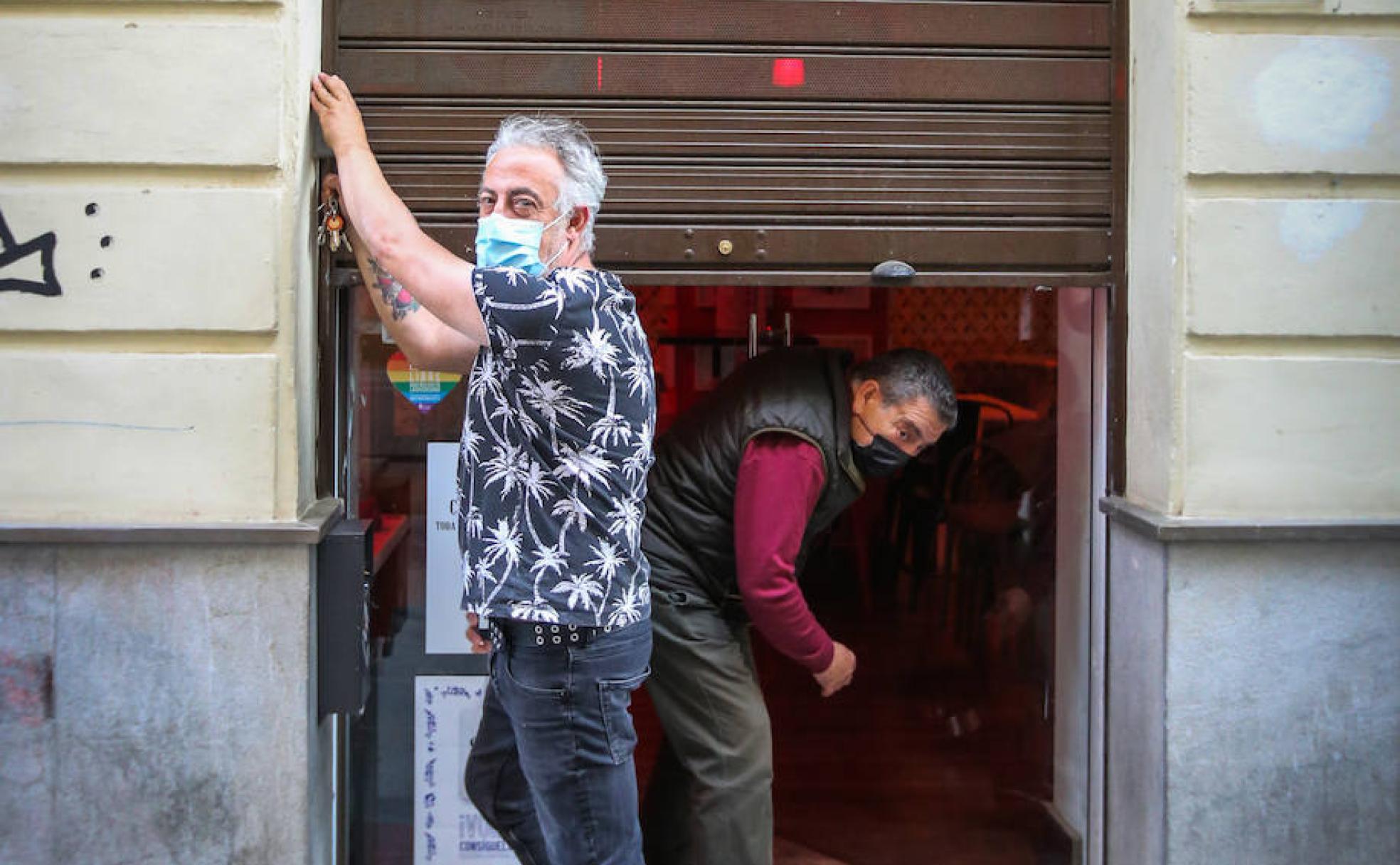 Cierre de El bar de Eric, a las ocho de la tarde. 