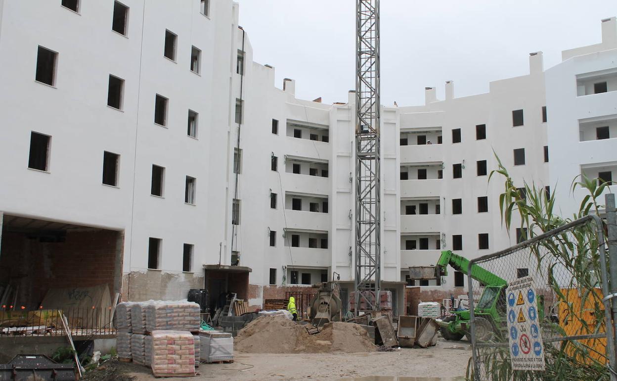 La compraventa de pisos resucita en Motril: el 90% de las viviendas de Playa Granada se vende sobre plano