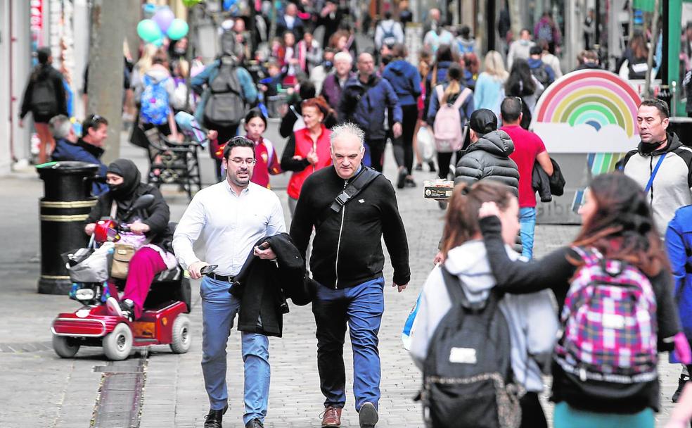 La mayor parte de los viandantes camina ya sin mascarillas.