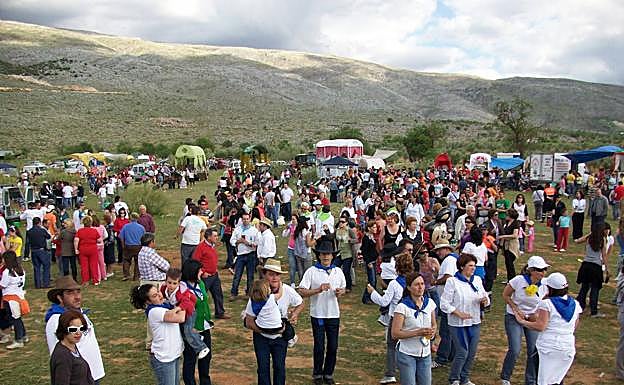 Imagen principal - Romería de la Amistad. Cruz en Baza el año pasado. Comienzo de la romería de Zújar.