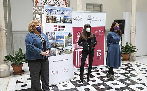 Fátima Gómez, Rocío Mesa y Marichu Sanz, en el Palacio de los Condes de Gabia. 